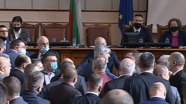 Петъчното заседание на парламента започна и беше прекъснато заради скандал