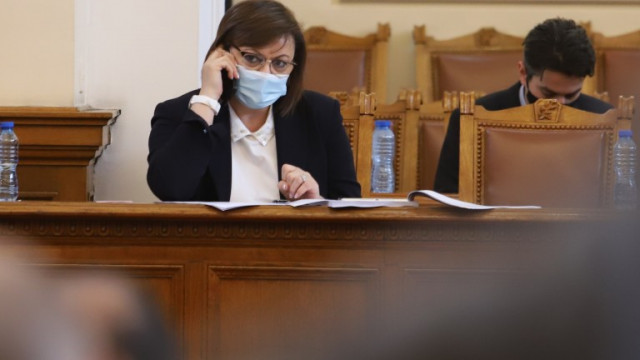 Министърът на икономиката Корнелия Нинова докладва пред парламента в отговор на