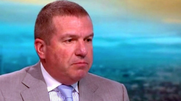 Борисов е оставен да седи на една дървена пейка, без