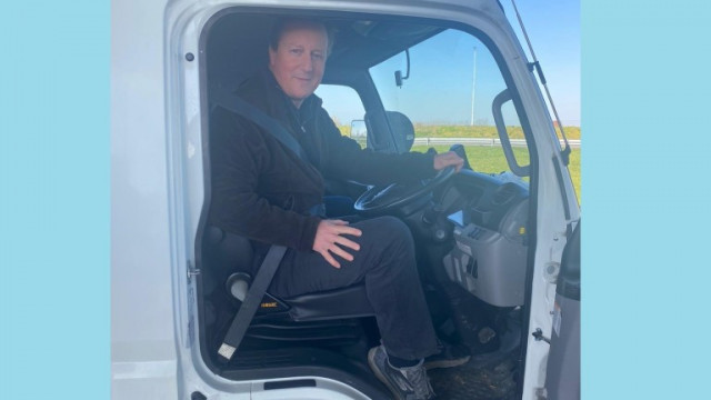 Бившият министър председател на Обединеното кралство Дейвид Камерън шофира малък камион пълен с