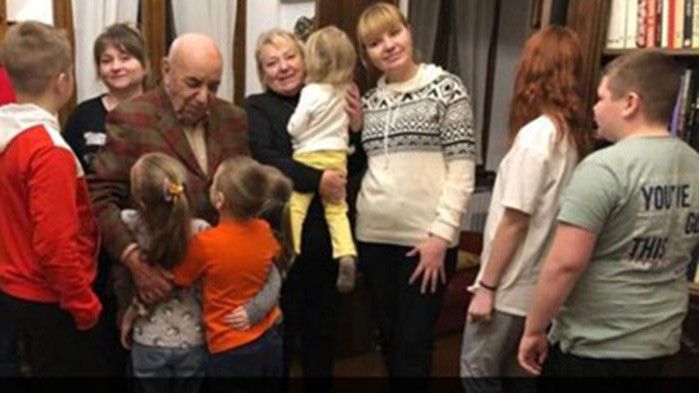 90-годишният дядо Марко приюти 7 украински деца и майките им в Парма