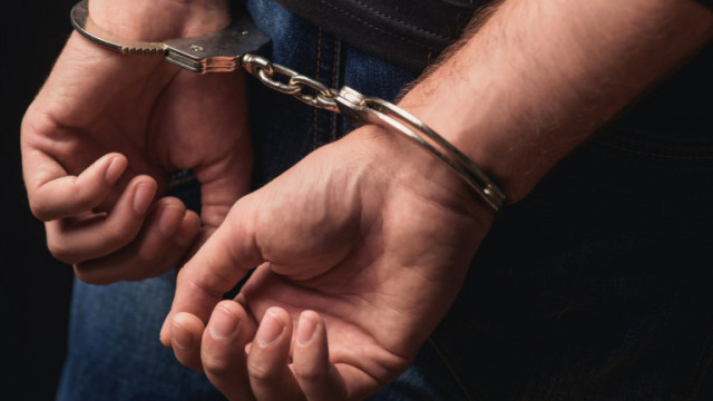 Полицейски служители са задържали 32 годишен мъж от село Венец за