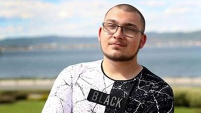 Съдът остави в ареста студента, забил нож в главата на колежка, ето мотивите