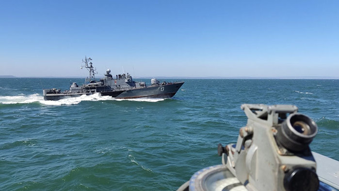 Кораби от Военноморските сили провеждат учения на море (СНИМКИ)