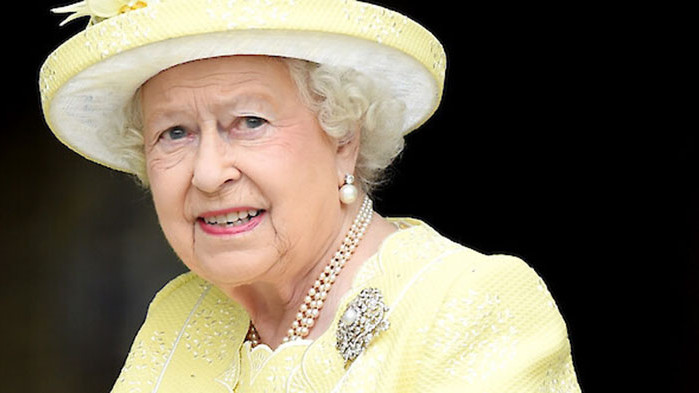 Кралица Елизабет II за първи път излезе на разходка с