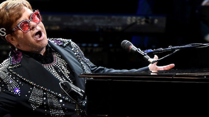 75-годишният Елтън Джон все още е на върха. Британската поп