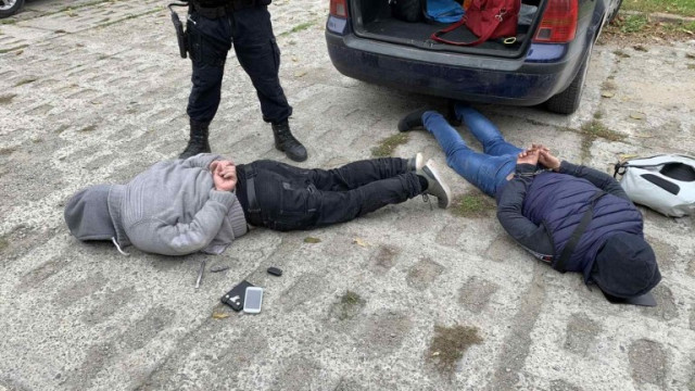 Вчера криминалисти са арестували извършителите на грабеж в Дългопол за