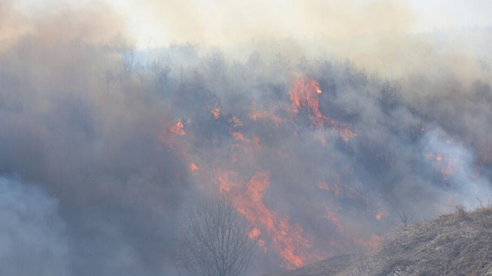 олям пожар бушува край Дупница. Част от АМ Струма е