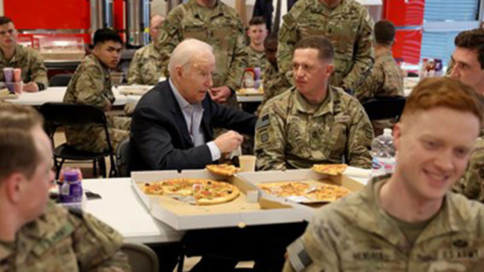 Президентът на САЩ Джо Байдън похапна пица с американски военнослужещи в Полша