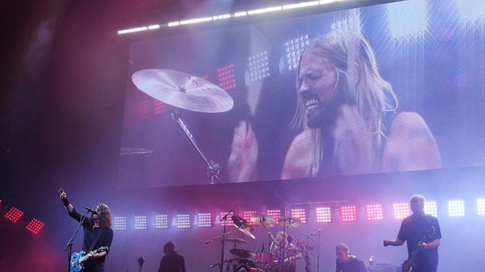 Барабанистът на американската рок група Foo Fighters Тейлър Хокинс е