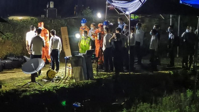 Търсят и втората черна кутия на падналия преди дни пътнически самолет в Китай