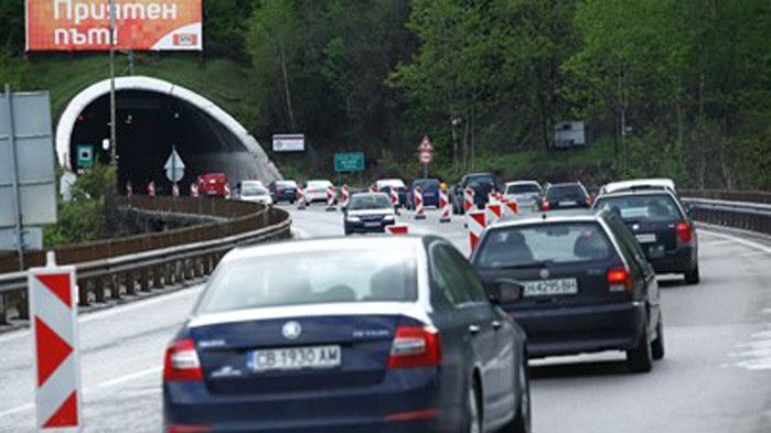 В тунела при село Железница са се ударили две коли.