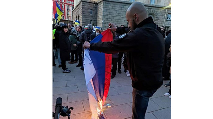 Иван, който запали руското знаме: Постъпих правилно, те атакуват жилища и парамедици
