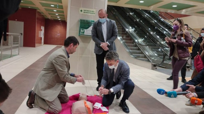 В столичното метро вече има поставени дефибрилатори, които могат да