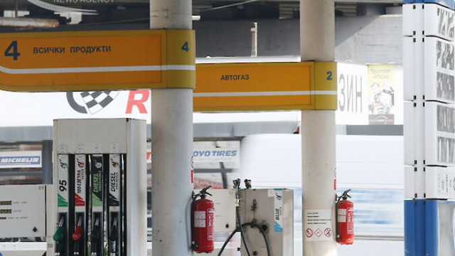 Остават високи цените на горивата в София за последния месец