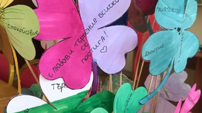 Докато тормозят момчето, крещяха, че е бедняк. Понасяше тежки удари,