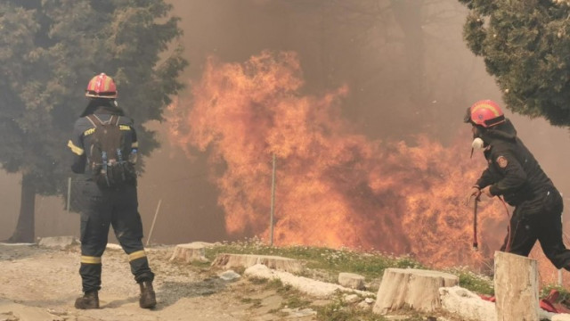 Голям пожар избухна на гръцкия остров Самос  съобщават местните медии Село