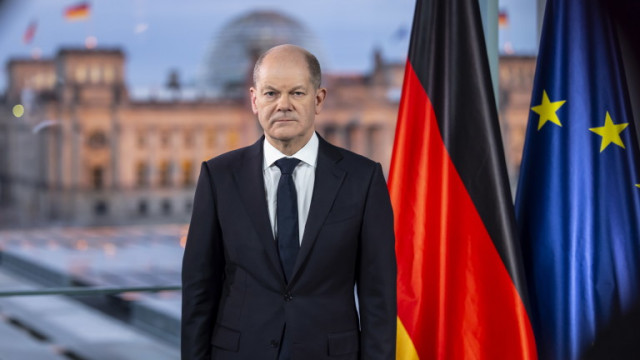 Германският канцлер Олаф Шолц увери украинския президент Володимир Зеленски че Германия