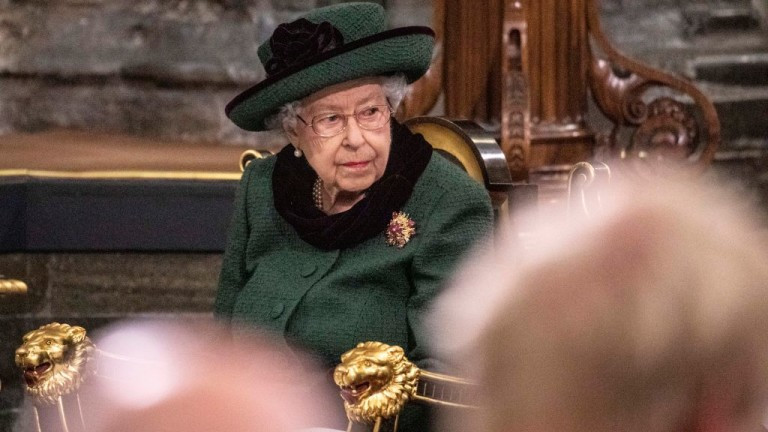 Защо кралица Елизабет избра за възпоменанието на принц Филип зеления цвят