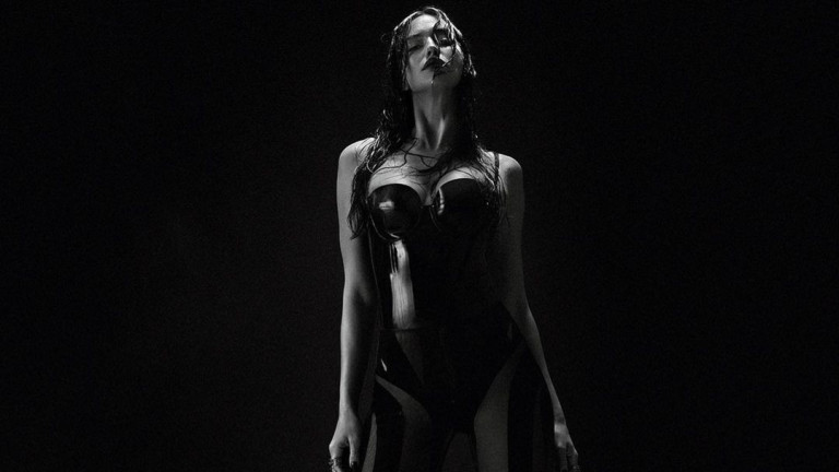 Ирина Шейк в ролята на строга господарка