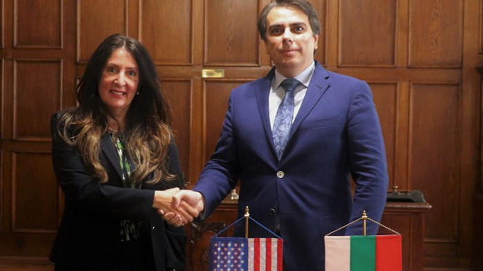 Някой лъже: Посолството на САЩ отричат да са водили Gemcorp да подписват в МС