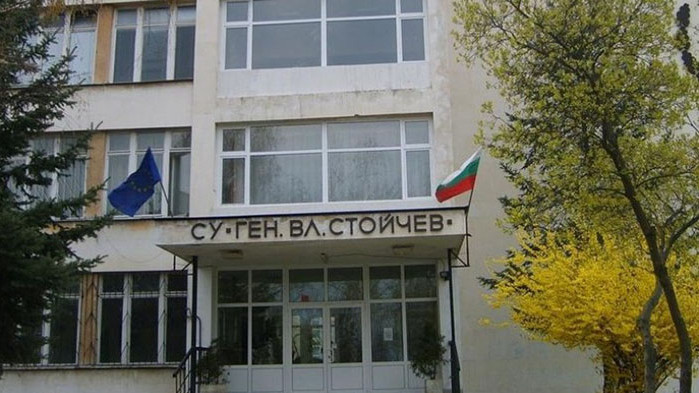 Старият директор е сменен от министър Радостин Василев, който дори