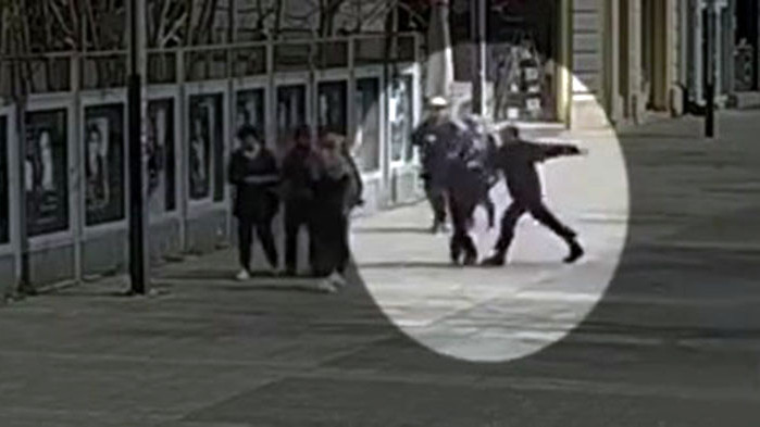 Мъж рита жени без причина в центъра на Бургас