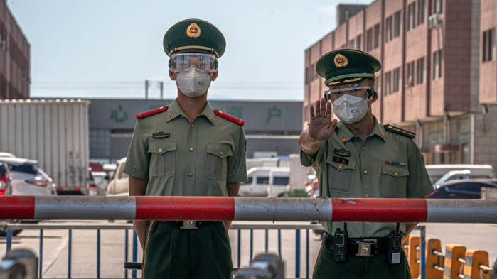 Хиляди арестувани за "свързани с коронавируса престъпления" в Китай