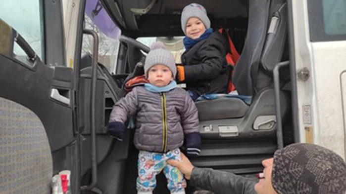 Майка на две малки деца от Поморие пътува редовно на