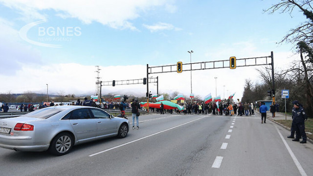 Жители на село Лозен излязоха на пореден протест срещу намеренията