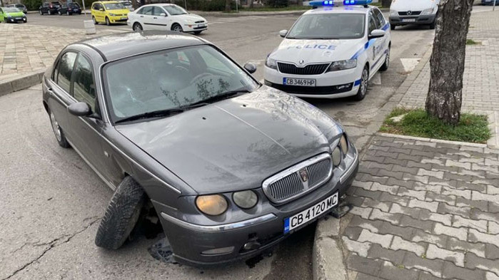 Мъж катастрофира с автомобила си в Казанлък. Инцидентът е станал