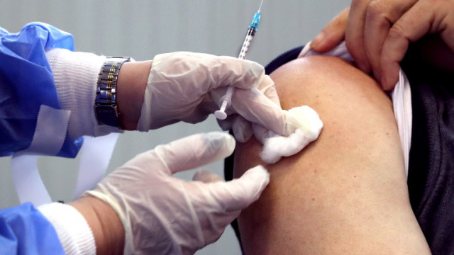 60 годишен мъж се е ваксинирал срещу COVID 19 десетки пъти в