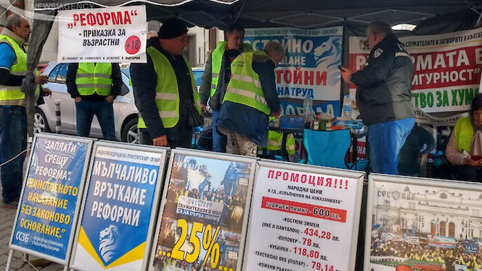 Протестът на полицаи и надзиратели продължава пред Министерството на финансите.