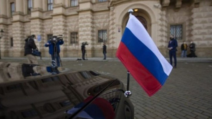 Лека кола се блъсна в сряда сутринта в оградата на