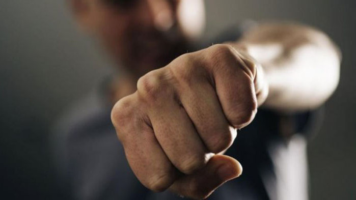 По силата на постигнато между страните и одобрено в съдебна