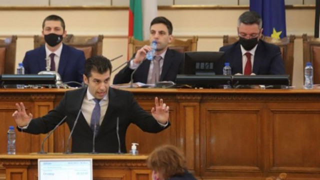 Премиерът Кирил Петков предизвика бурен смях в парламента по време
