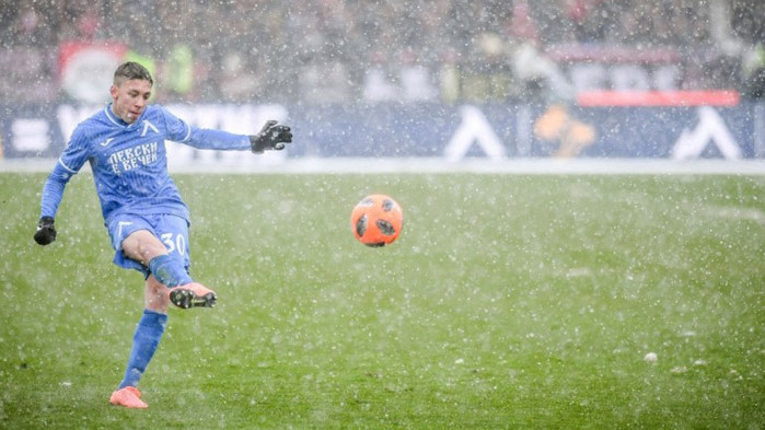 Халфът играе много силно със синята фланелка. Шансът Филип Кръстев