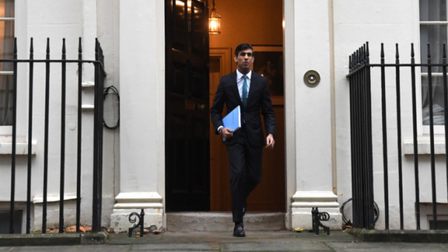 Британският финансов министър Риши Сунак обмисля дали трябва да подаде оставка