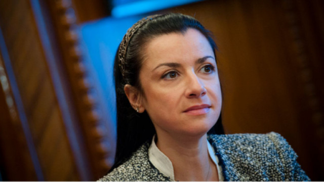 Александрина Пендачанска обяви че подава оставка от Обществения съвет на БНР Тя