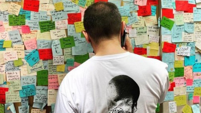 Божков се подиграва с Украйна: Търси си призовките на стена с призиви срещу войната