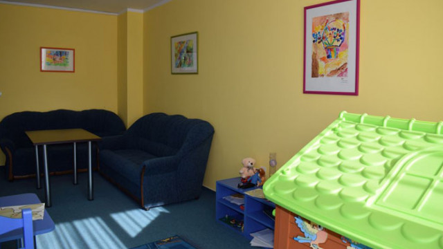 Синята стая за щадящо изслушване на деца получи артистично дарение за шестата си годишнина