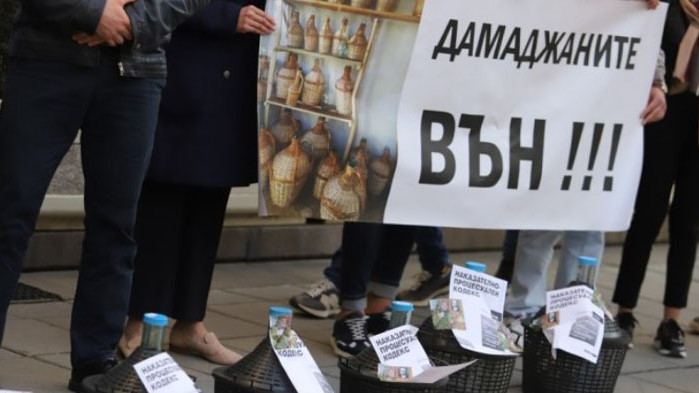 Младежите от ГЕРБ поискаха оставката на Рашков и Петков (ВИДЕО)