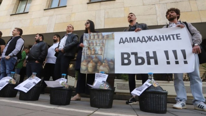 Младежите от ГЕРБ поискаха оставката на Рашков и Петков (ВИДЕО)