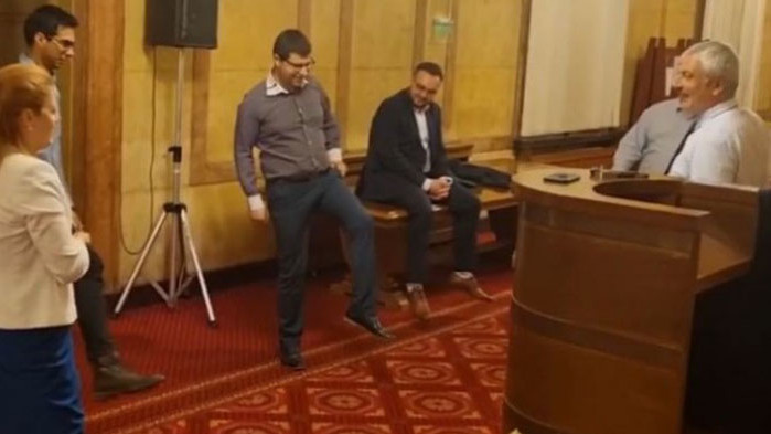 „А“ отборът на Кирил Петков си спретна фитнес купон в Народното събрание (ВИДЕО)