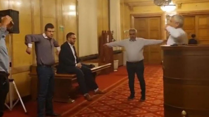 „А“ отборът на Кирил Петков си спретна фитнес купон в Народното събрание (ВИДЕО)