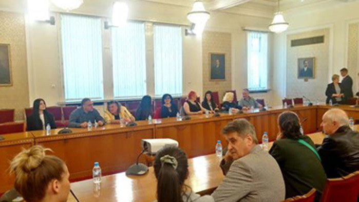 Милена, Йорданка Христова и Силвия Кацарова се събраха в парламента