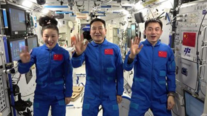 Космическият кораб Шънджоу-13“ заедно с екипажа, който завърши всички планирани