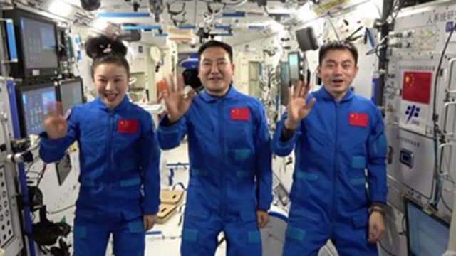 Космическият кораб Шънджоу 13 заедно с екипажа който завърши всички планирани