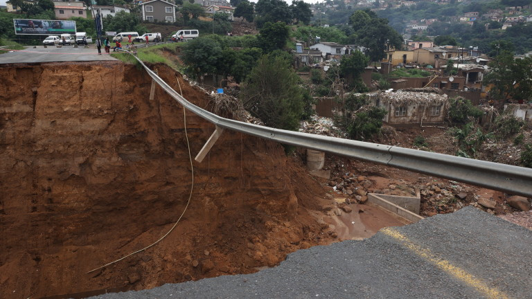 Броят на жертвите от наводненията в южноафриканската провинция Квазулу-Натал нарасна до