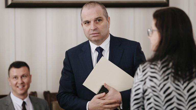 Гражданите, които пътуват по българските пътища, губят от това че